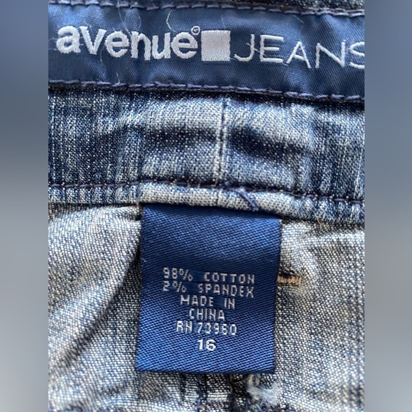 NWT Flare stretch faded light wash jeans by Avenue modern fit size 16
C - Picture 11 of 12